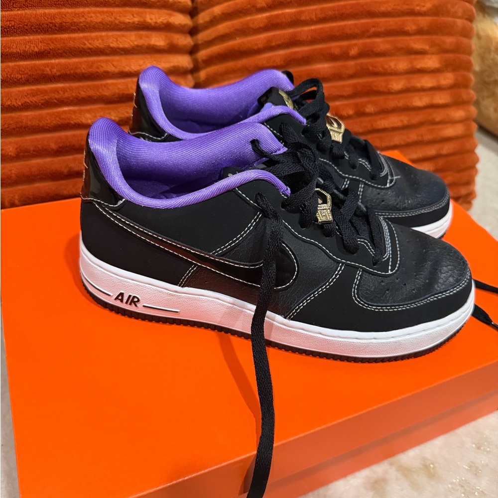 RARE! Nike Air Force 1 ‘07 LV8 EMB “world champ” sneakers Size 6youth. Like NEW